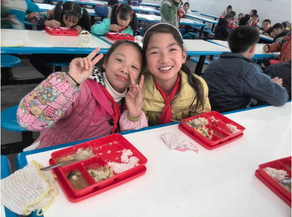 上海健苗餐具有限公司震后灾区“爱心点点”世纪苗系列餐具使用情况的回访活动